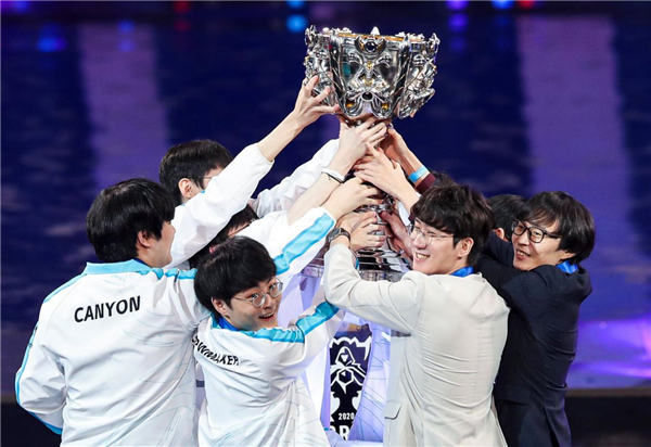 资讯全网寻找对面视角 我很想知道当时他看到了什么